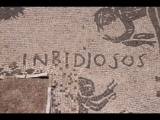 02851 ostia - regio v - insula v - caseggiato dell'invidioso (v,v,1) - mosaik - junge macht geste mit den haenden - inschrift - inbidiosos - 06-2024.jpg